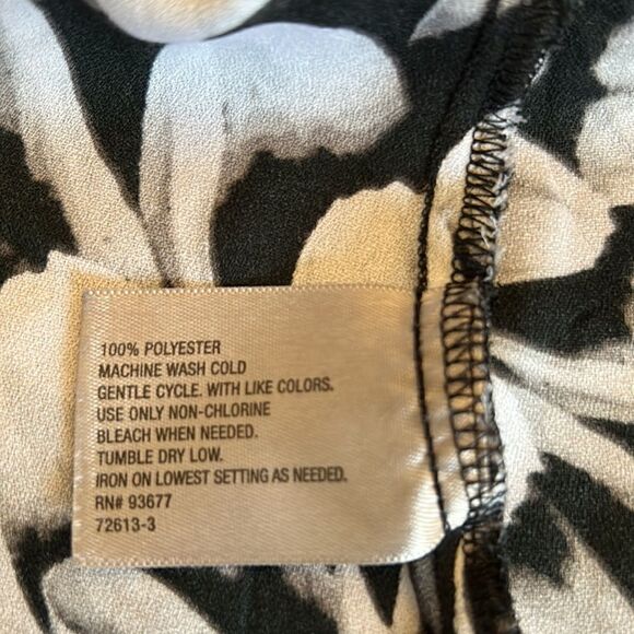 Worthington black white floral button front cap sleeve blouse Size M - Picture 8 of 8